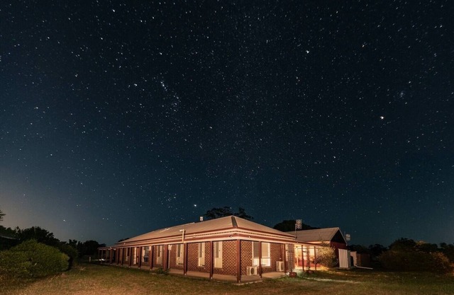 Rustic Farm House Stay- Bendigo w/pool and spa. Pet Friendly!