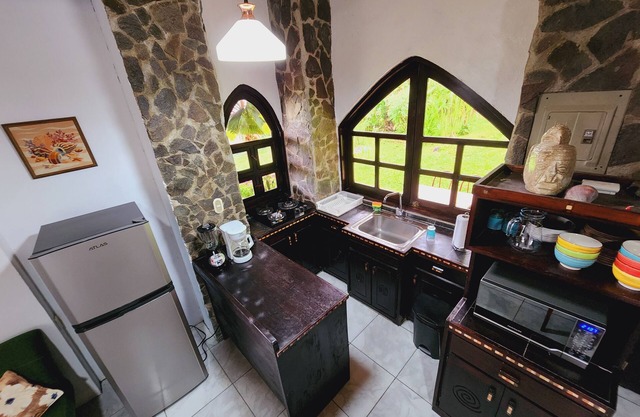 Rustic house close to the activities of the Area. zip line, hot springs, trails