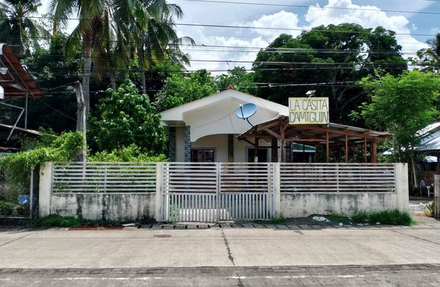 Rustic Island Retreat: Cozy 2BD Getaway with Starlink Wi-Fi Parking & AC