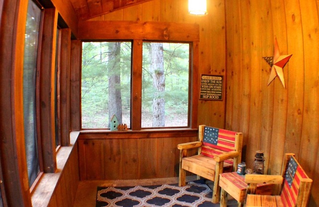 Rustic Lakeside Retreat: Private 3 Bedroom Cabin