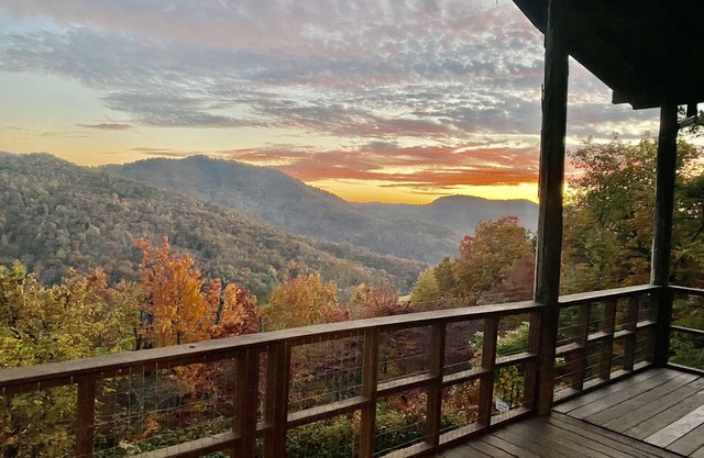 Rustic Log Cabin Sleeps 10, Awesome views, loft, fireplace and STARLINK!