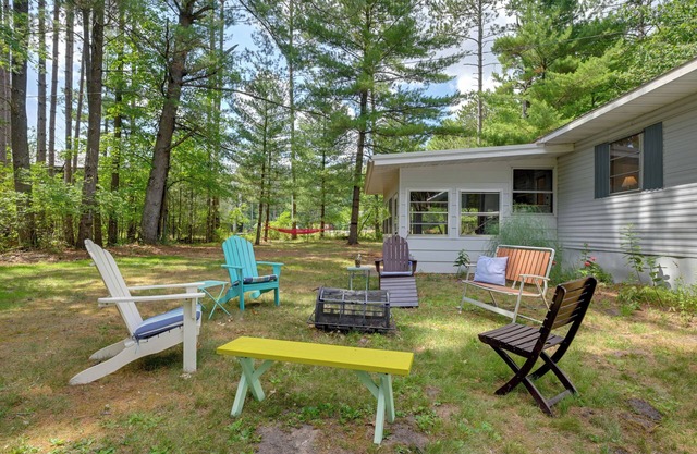 Rustic Mauston Retreat: Walk to Castle Rock Lake