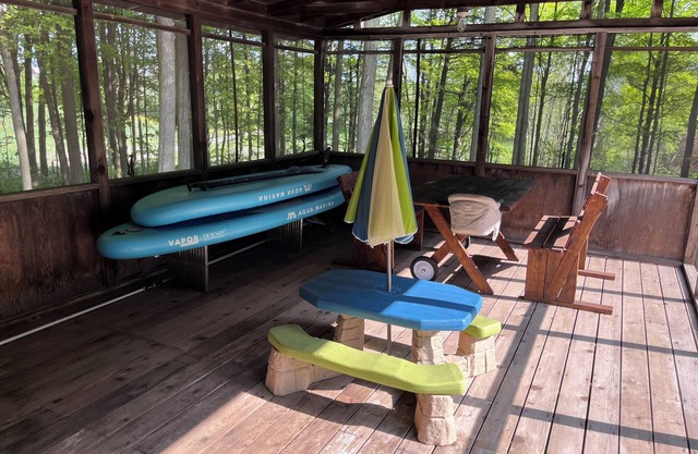 Rustic modern country retreat, close to town!