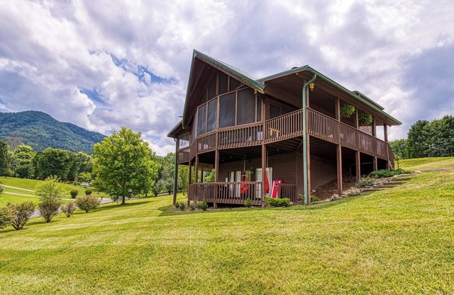 >Rustic Modern Spacious Cabin w/Panoramic Mt. Views! Very convenient location.