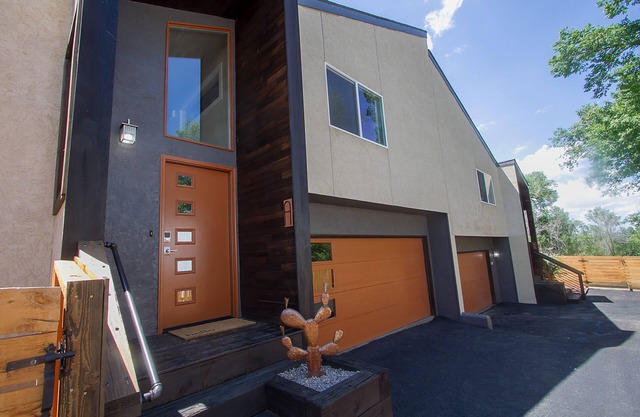Rustic-Modern Townhome B in Ivy Wild/Downtown