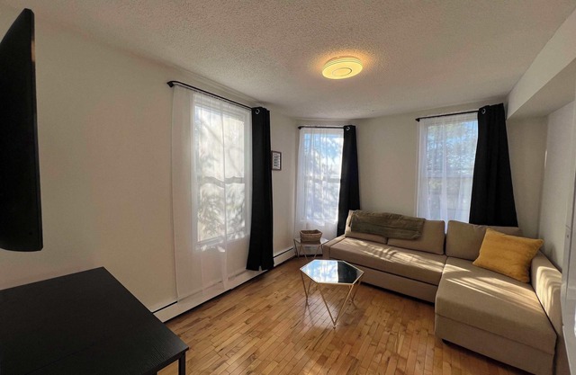 Rustic Ramsay Retreat by Calgary Stampede/Inglewood/Elbow River w/Parking