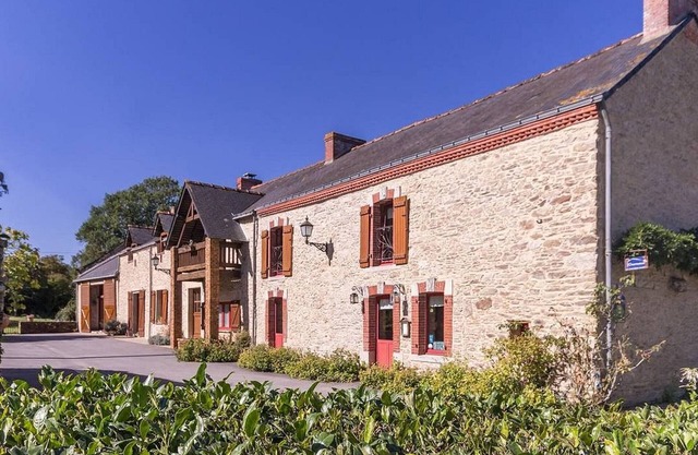 Rustic Retreat: Cozy 1-Bedroom with Private Bath, Fireplace & Breakfast