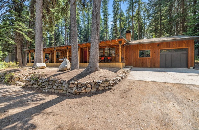 Rustic Retreat - Near downtown, parks & hospital - Hot tub - 5 bd