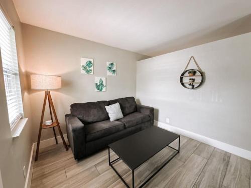 Rustic Retreats Cozy 1BR for 4 guests minutes from Las Olas