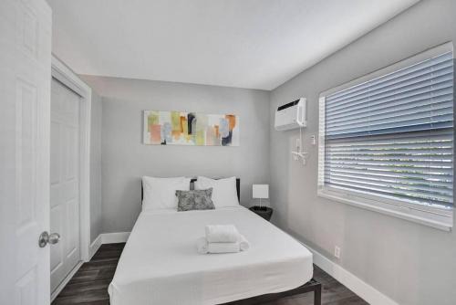 Rustic Retreats Modern 1BR for 4 guests in the heart of Fort Lauderdale