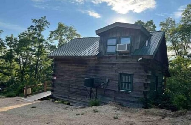Rustic River Cabin 8