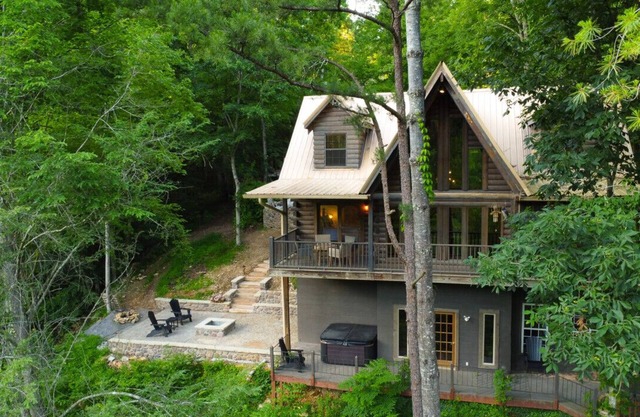 Rustic Smoky Mountain Cabin w/Fire Pit & Antler Chandelier