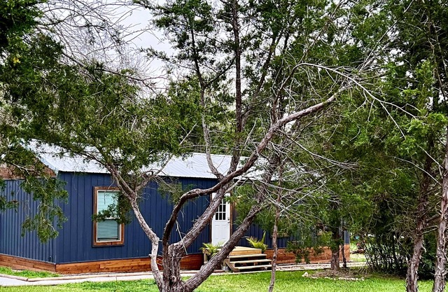 Rustic Star Hideaway - Cozy Cabin in Chappell Hill, TX