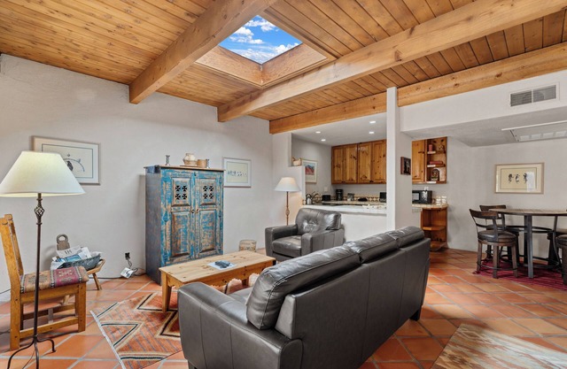Rustic Sunny Comfort Blocks From Santa Fe Plaza, Includes Pool Access