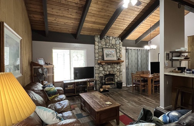 Rustic Sunshine - Sleeps 8, On Bus Route, Near The Village + Eagle!