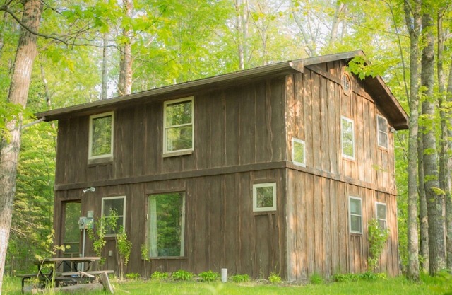 Rustic Two Level Tree Lodge Surrounded By The Forest With Fireplace And Fire Pit