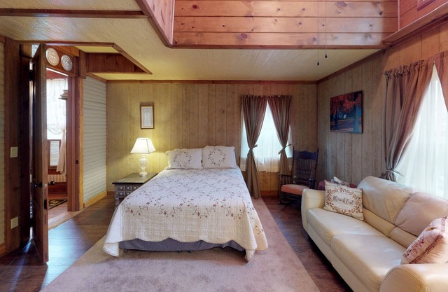 Rustic Warm Queen Size Room in near Nelsonville Historic District, Hocking Hills