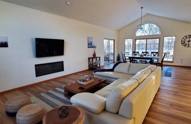 Rustic with a modern twist 3 bdr/3.5 bath chalet