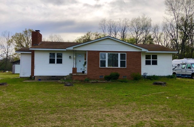 Rustic yet Cozy 3 bedroom 1 bath fenced yard & pet friendly. Ample parking