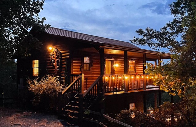 RusticCabin HotTub Firepit, Views, PetFriendly