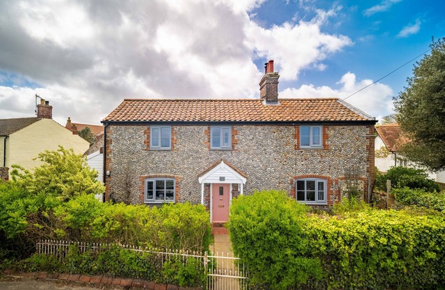 Ruthie Cottage is a very pretty detached flint cottage, full of character in the rural seaside villa