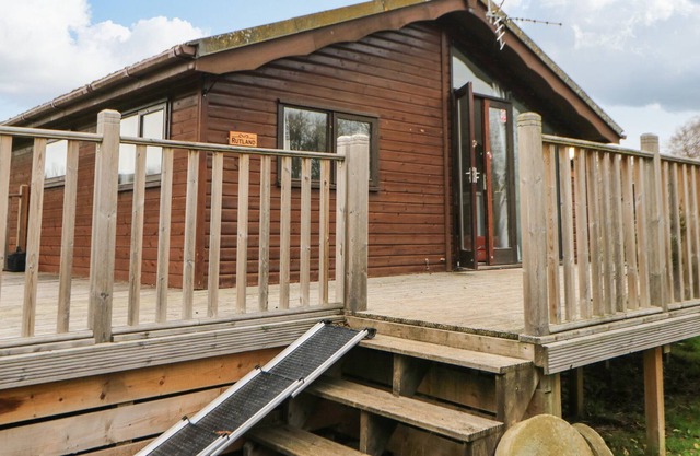 RUTLAND LODGE, pet friendly, with a garden in Scorton, Richmond