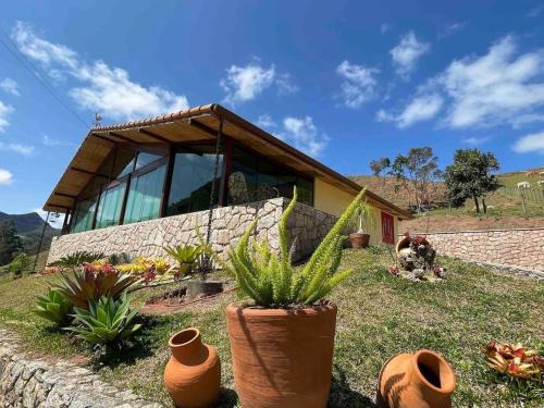 Sítio incrível com piscina e lago