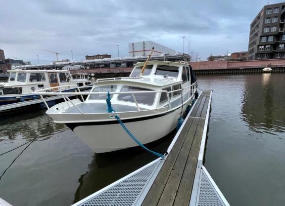 Süsses Motorboot - Bremen Überseestadt