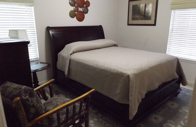 S. Knox House - 6 Beds - Minutes to the Stadium