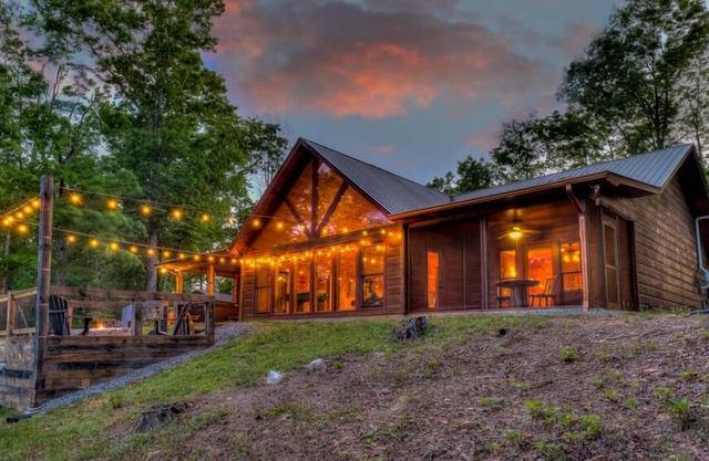 S'more House - Pet Friendly | Shuffleboard | Foosball | Fire pit