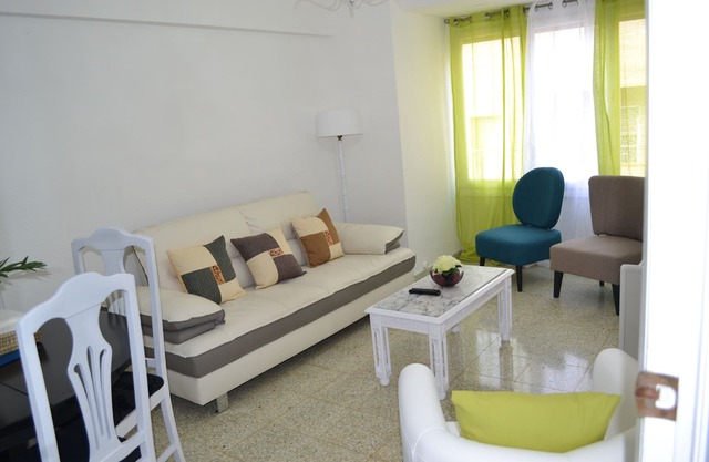 (s2) - Bright modern 3 Bedroom Flat Sleeps 6 City center and beach 10-12 minutes