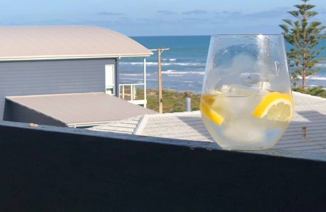 Sable Blanc on Newell - pets allowed - 3 min walk to the beach & fabulous views.