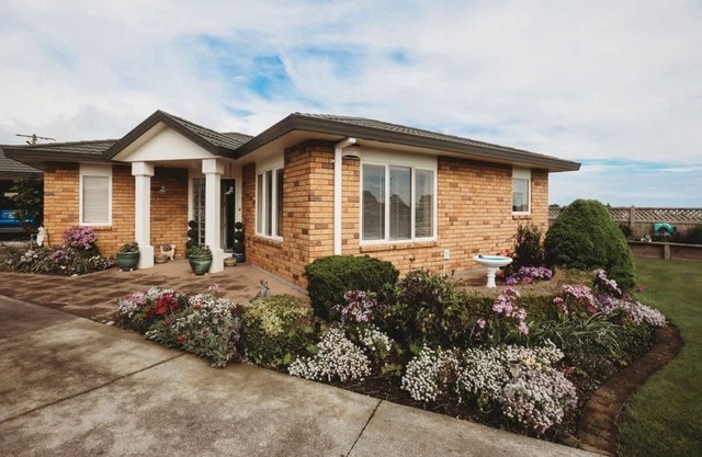 Saddle Row: Family Home Near CBD