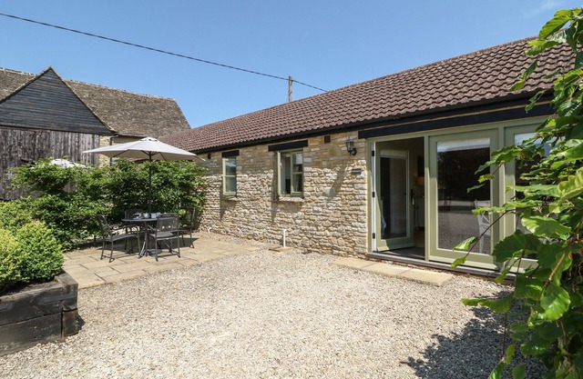 SADDLEBACKS BARN, character holiday cottage, with a garden in Burford