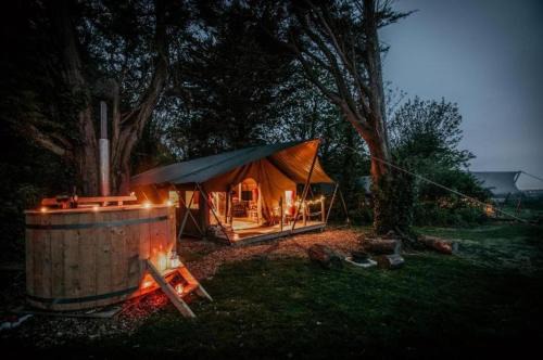 Safari Tent 5 With Log Burning Tub At Tapnell Farm