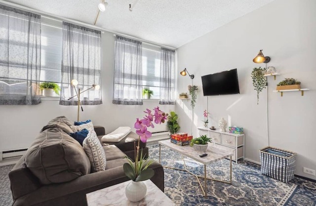 Safe Downtown Penthouse #1 | Vintage 2bd (+Gym)