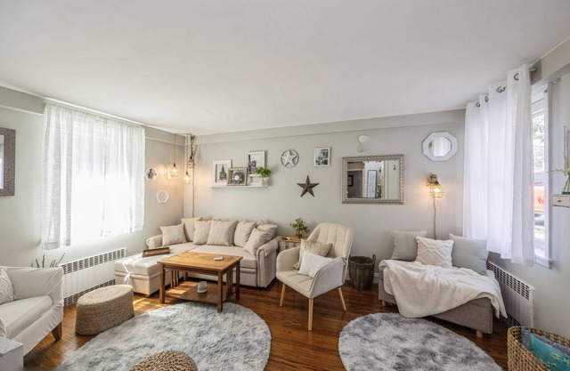 Safe Neigborhood-walk to Train-McLean Ave, 30mins to NYC~Easy Parking~Free Wifi