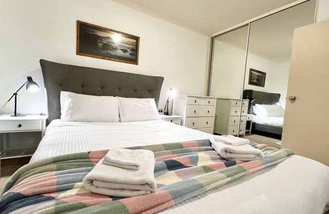 Safe & secure 2 bedroom apartment on Melbourne St, North Adelaide. Near CBD and Hospital. Free Park.