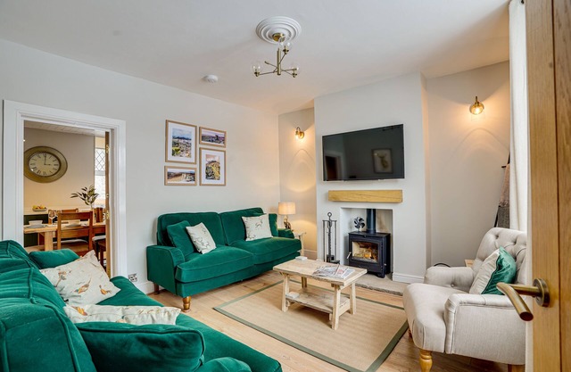Sage Cottage: Homely, Cosy Cottage with Log Burner