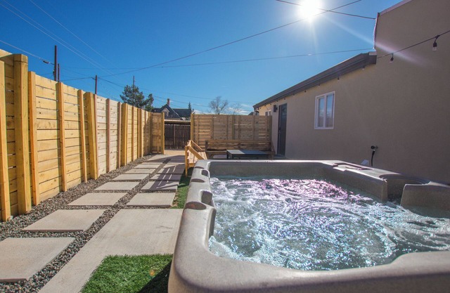 "Sage Suite" @ ArnoTriplex! Hot Tub+Pet Friendly!