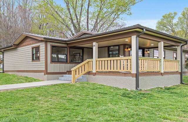 Sagewood Cottage - A Quiet Mtn. Retreat - 3 BR's and 2 BA's near Lake Junaluska