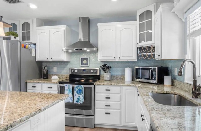 Sailfish Hideaway Private POOL, Game Room, 2 King Beds, Huge Back Yard!