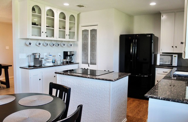 Saint Jo Retreat with Pool, Hot Tub, & Scenic Views - Near Winery