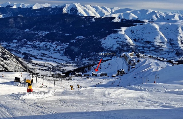 Saint Lary Soulan-Pla D'adet. Renovated 8-bed apartment 30m from slopes.