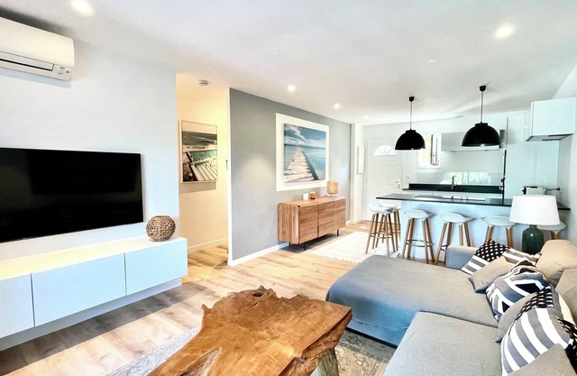 Saint-Tropez House with garden, 2 bedrooms sleeps 5, beach 50 m.
