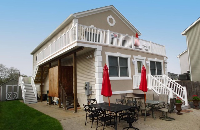 SALE WEEK! 2nd Fl Unit/Duplex-Spacious. Close to the beach, 6 beach tags Parking