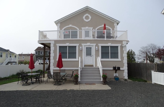 SALE WEEK! 1st fl Unit/Duplex-Spacious, Close to the beach, 6 Beach Tags Parking