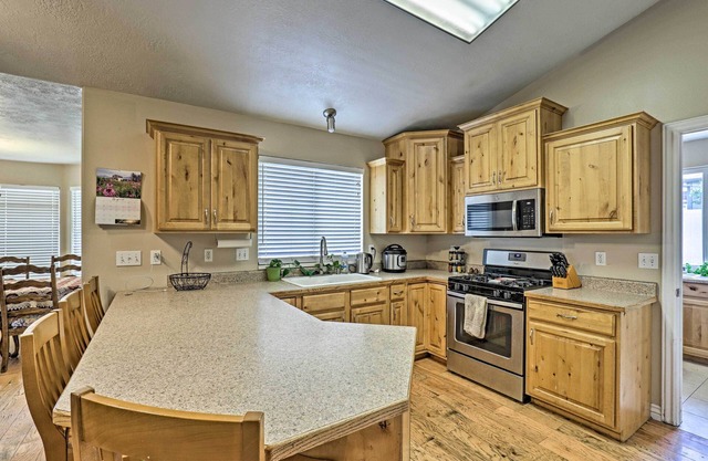 Salem House w/ Sauna, Piano, & Game Room!