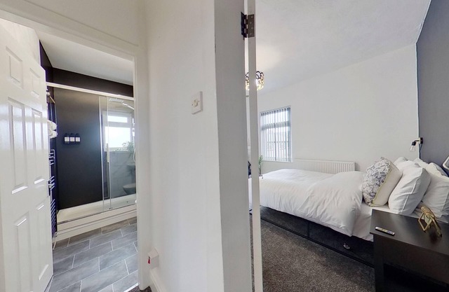 Salford-house-sleeps6-parking-garden-wifi