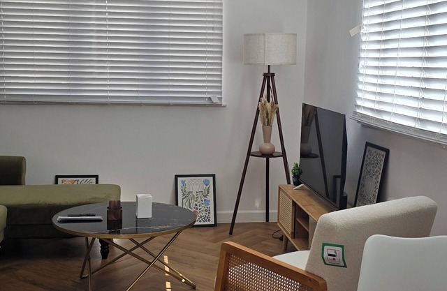 Salisbury City Centre Entire 2-Bedroom Serviced Accomodation - PennyVille